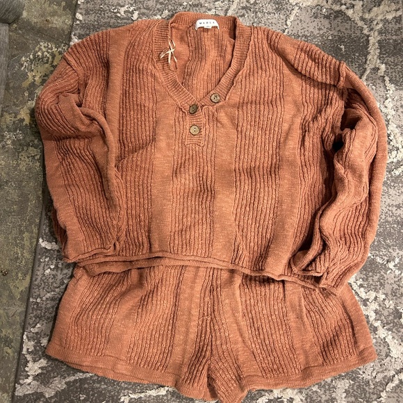 set - Picture 3 of 4